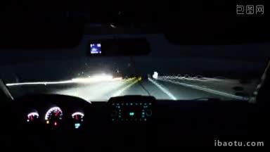 <strong>时间推移</strong>的汽车行驶在夜景从汽车内部夜光仪表盘和道路灯